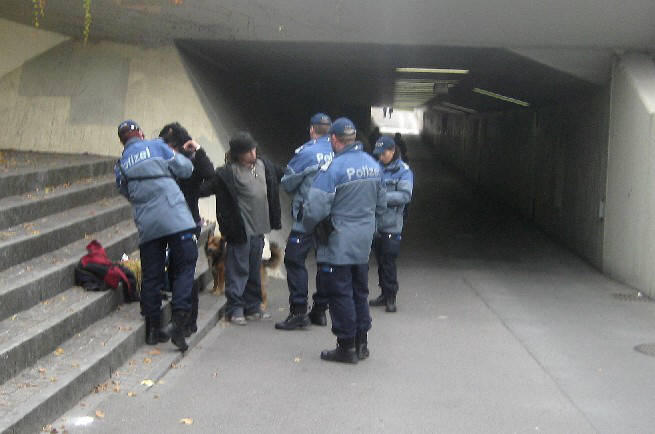 Stadtpolizei Zürich belästigt Jugendliche. Zurich Switezrland metro police hassle youths
