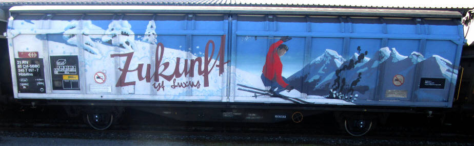 Zukunft ist Luxus SBB Güterwagen Graffiti. Ski-Abfahrt Skifahrer