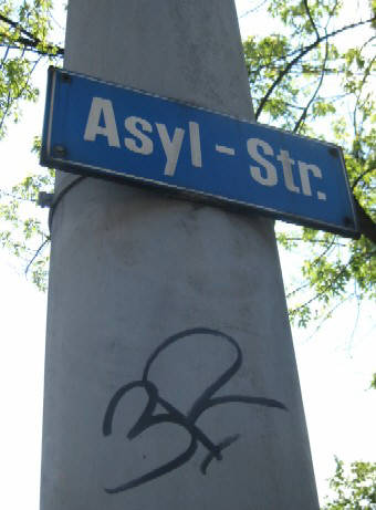 Asylstrasse Zrich Hottingen Kreis 8. Foto. Strassentafel mit 3R graffiti tag.