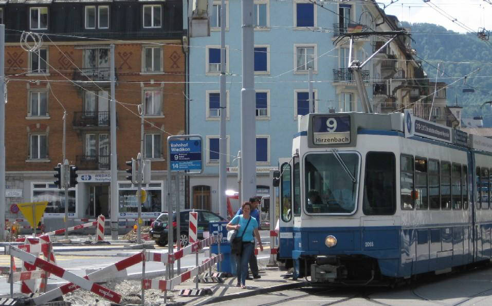 9er tram beim bahnhof wiedikon. vbz zri-linie tram nummer 9 richtung hirzenbach. modell tram 2000 . tramhaltestelle zrich-wiedikon