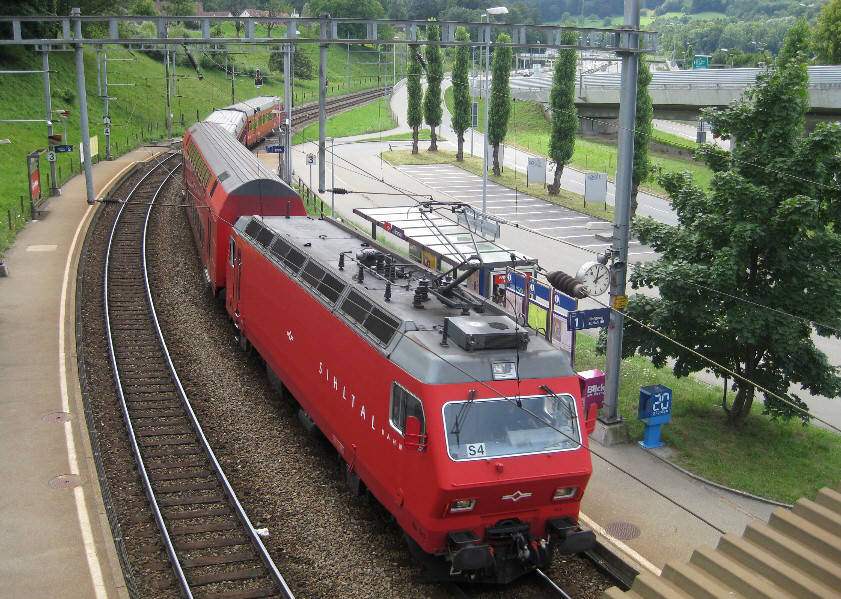 SIHLTALBAHN S4 AN DER STATION BRUNAU ZÜRICH. Zürichs schönste S-Bahnen