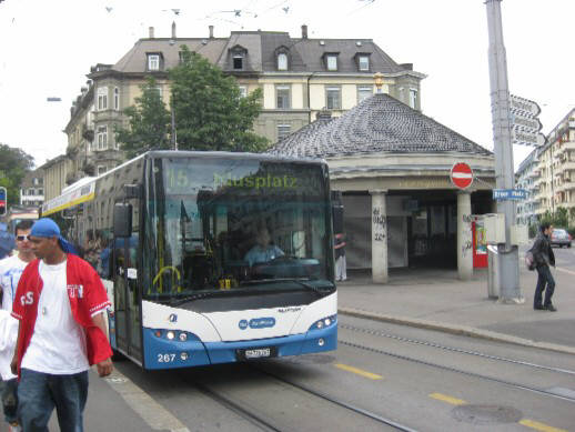 KREUZPLATZ ZÜRICH mit VBZ Bus Richtung Klusplatz
