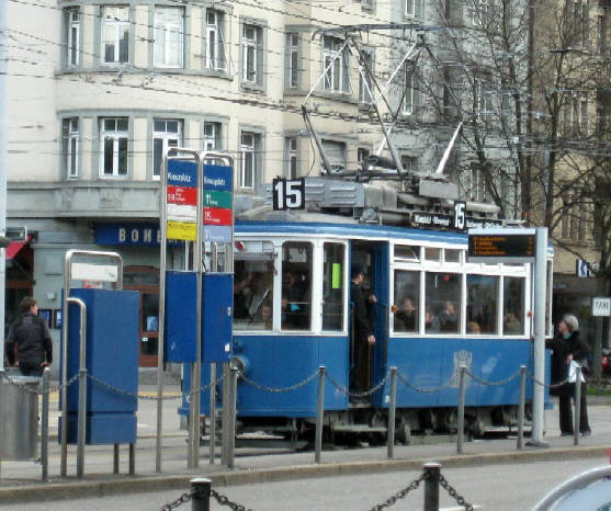 OLDTIMER TRAM NR. 15 IN ZÜRICH. Historisches 15er Tram an der Tramhaltestelle Kreuzplatz Zürich