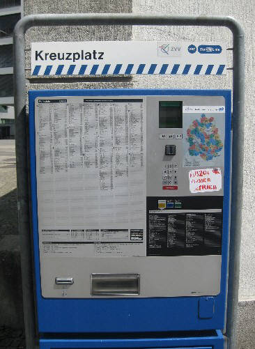 zerstörter VBZ-Billetautomat am Kreuzplatz in Zürich im August 2010. 55 solcher Automaten wurden von Aufständischen zerstört