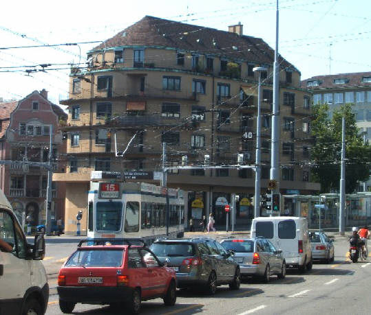 15er tram verlsst tramhaltestelle schaffhauserplatz zrich in richtung central. baureihe tram 2000. VBZ Zri-Linie. Zri-Tram. Tramlinie 15. Streetcars of Zurich Switzerland.