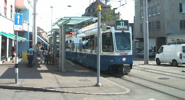 11er tram an der tramhaltestelle schaffhauserplatz zrich-unterstrass. tramlinie 11. modell tram 2000. VBZ Zri-Tram.