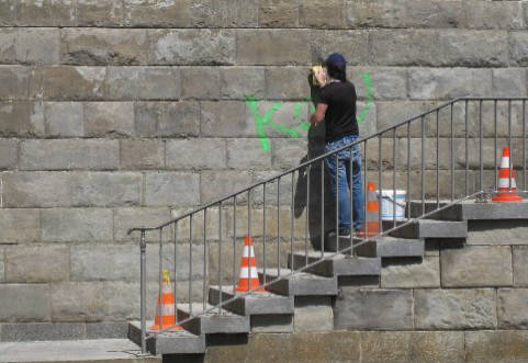 graffitientfernung in zrich, hier am seilergraben. graffiti removal in zurich switzerland. anti-graffiti stadt zrich.