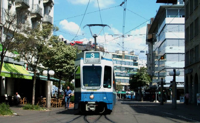 Tram 2000. 3er Tram. VBZ Züri-Linie. Tramlinie 3 bei Stauffacher Zürich in Fahrtrichtung Albisrieden. Zurich Switzerland tram. streetcar