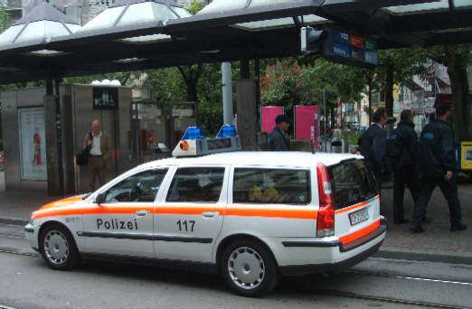 Stadtpolizei Zürich Streifenwagen. Polizeiauto am Stauffacher Zürich Aussersihl.