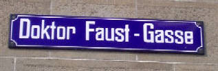 Doktor Faust  Gasse Zrich bei Universitt Zrich Zentrum. Alte blauweisse Zrcher Strassentafel in den Zri-Farben blau und weiss.