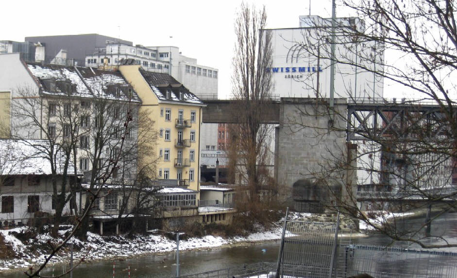 blick von wasserwerksdtrasse zürich über die limmat zum sihlquai mit swissmill und sbb eisenbahnbrücke