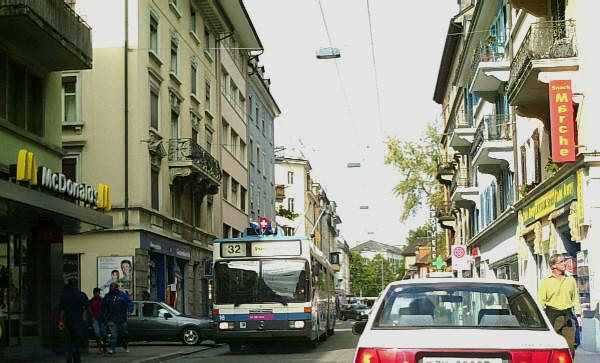 32er Bus VBZ Züri-Linie Langstrasse Kreis 5 Zürich-West. Links das McDonald's Restaurant Langstrasse 8005 Zürich.