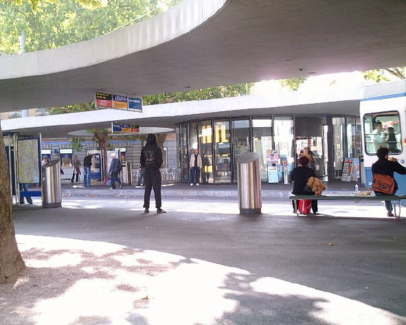 VBZ Tramhaltestelle Limmatplatz Zürich Kreis 5 Zürich-West. Hier fahren das 2er Tram der VBZ Züri-Linie sowie das 4er Tram 