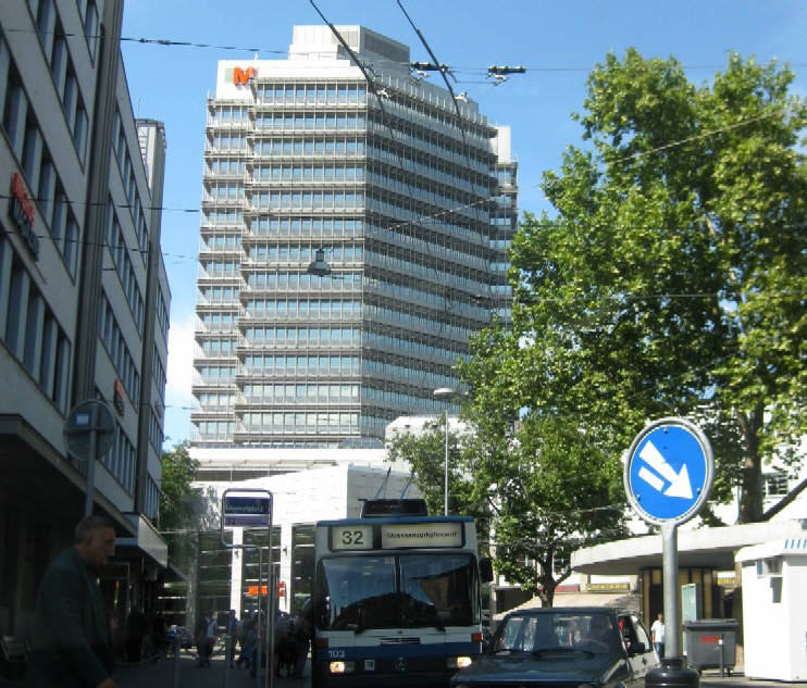 limmatplatz zürich west mit migros hochhaus unde 32er bus VBZ. zürcher stadtansichten stadtspaziergang fotos