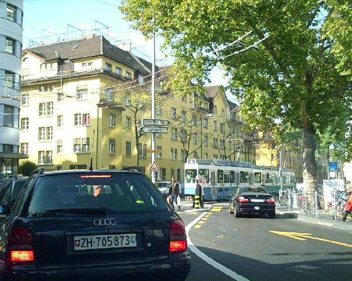 limmatplatz zürich. links die langstrasse. rechts die limmatstrasse richtung escher wyss platz. vorn 4er Tram. VBZ Züri-Linie. Tramlinie 5 bei der Tramhaltestelle Limmatplatz. Zürich West Kreis 5.