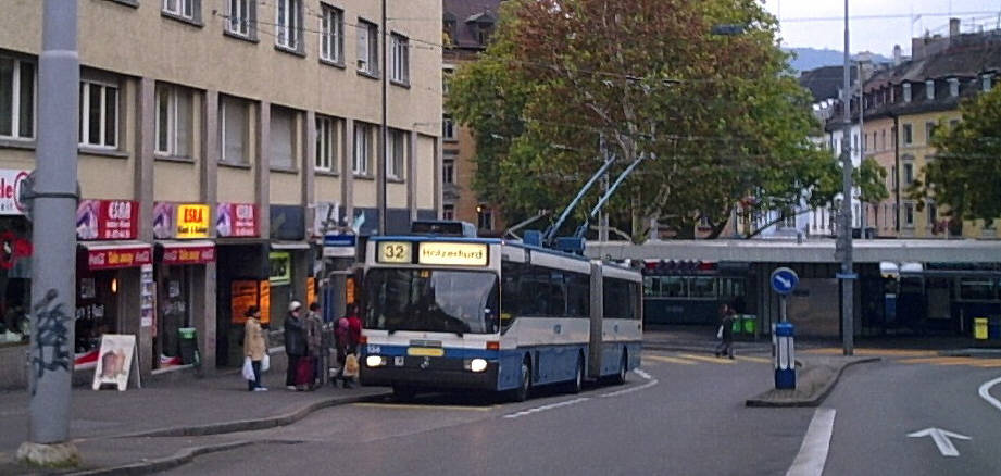 32er Bus. VBZ Züri-Linie. Bus Nummer 32 an der Haltestelle Kornhausbrücke beim Limmatplatz Zürich. Fahrrichtung Holzerhurd.