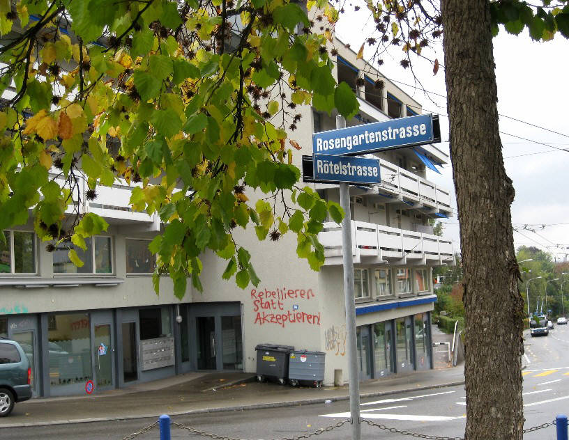 RÖTELSTRASSE ZÜRICH. Rebellieren stastt Akzeptieren. Spontispruch 2010 in Zürich.