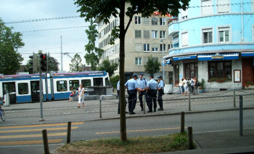  SCHAFFHAUSERPLATZ ZÜRICH 5 zurich switzerland cops at schaffhauserplatz square in zurich. stadtpolizei zürich am schaffhauserplatz zürich-unterstrass. 5 angehörige der stadtpolizei zürich